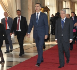 Su Alteza Real el Príncipe de Asturias junto al embajador de España en Túnez a su llegada a la Asamblea Nacional Constituyente de Túnez